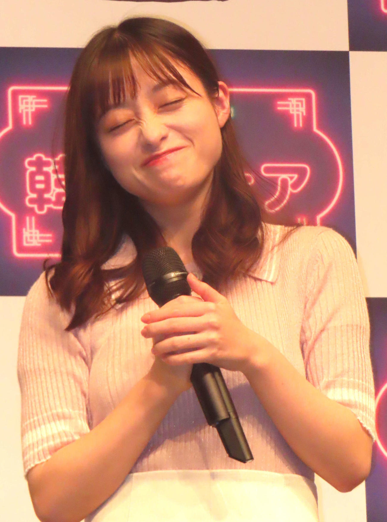 「牛角」の限定メニューを試食し、満面の笑みを浮かべる橋本環奈