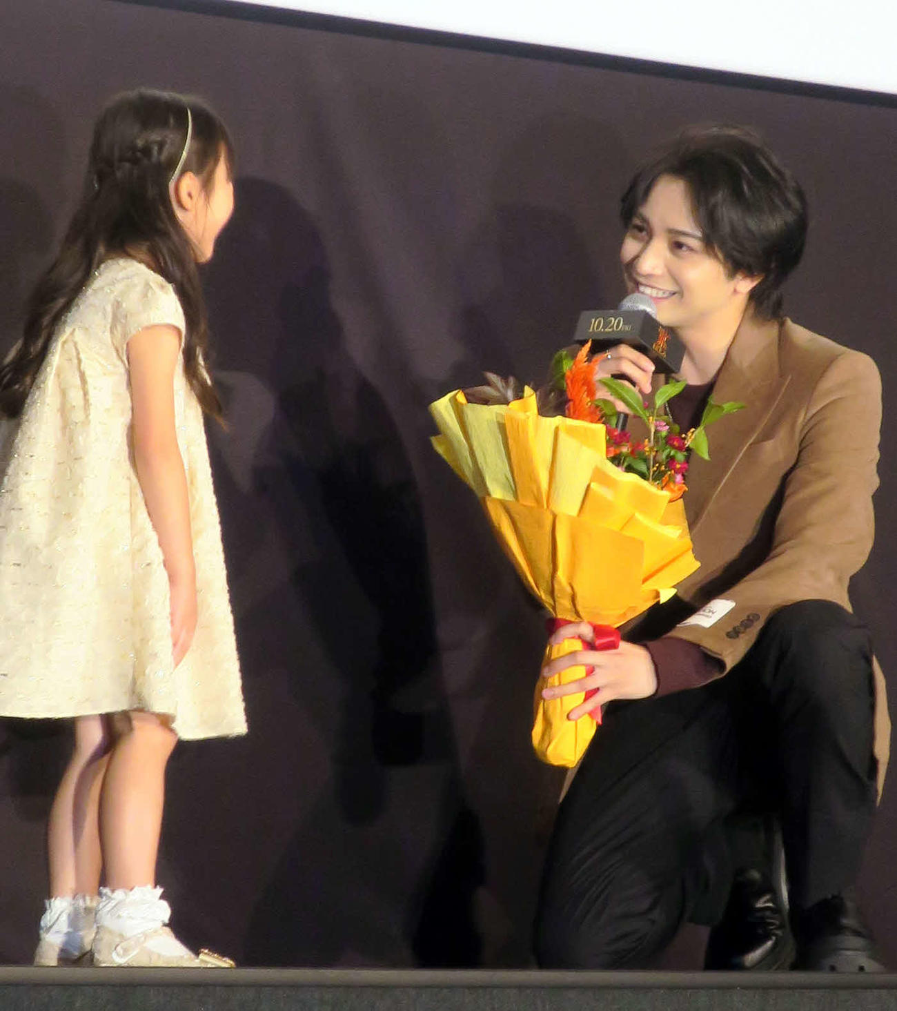映画「おまえの罪を自白しろ」試写イベントで、子役の佐藤恋和から花束をもらう中島健人