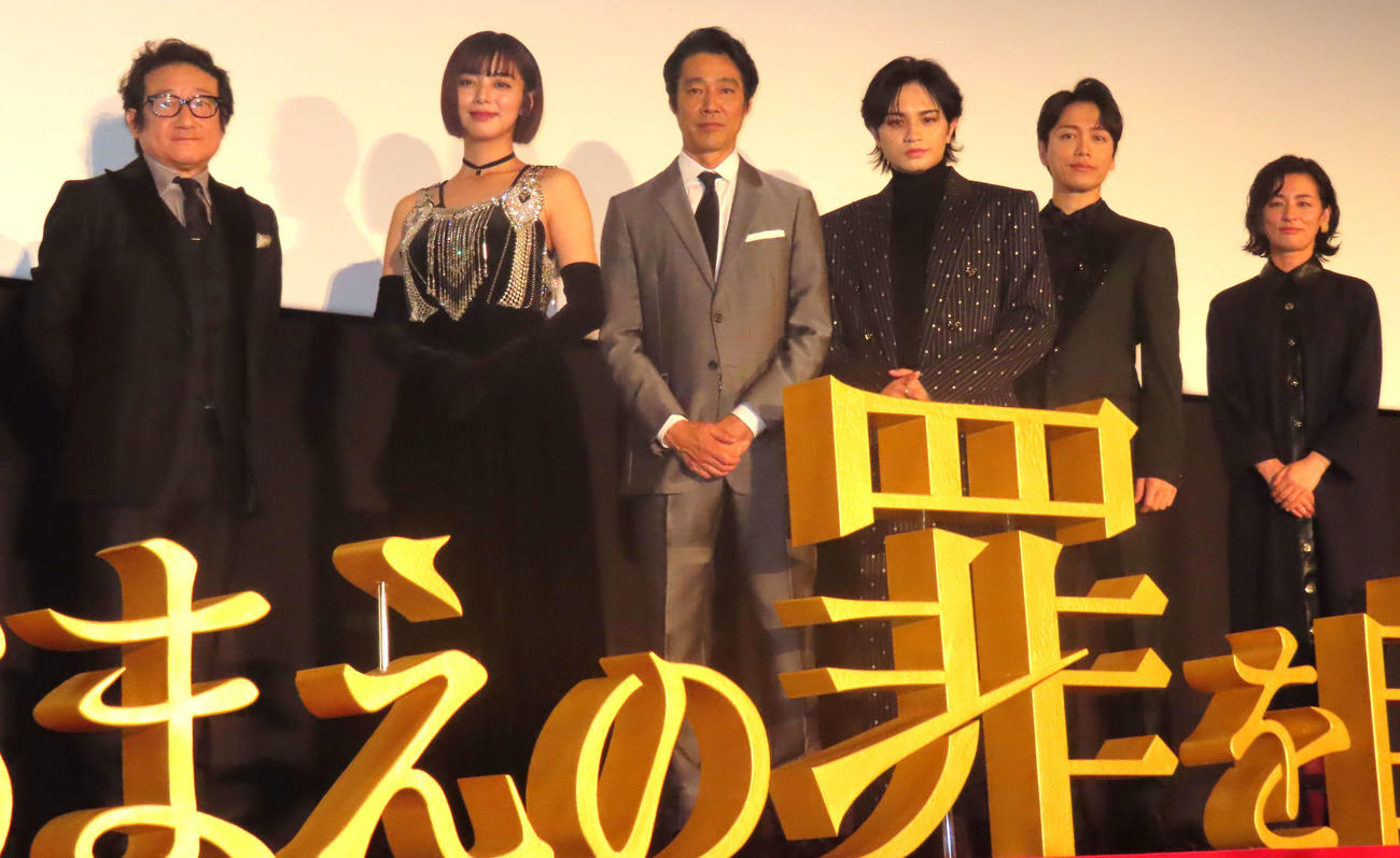 映画「おまえの罪を自白しろ」公開初日舞台あいさつに出席した、左から水田伸生監督、池田エライザ、堤真一、Sexy Zone中島健人、山崎育三郎、尾野真千子