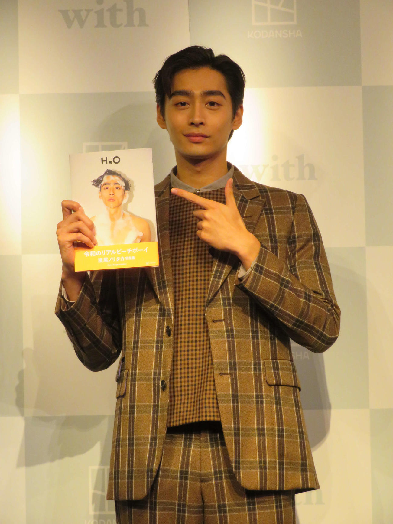 ファースト写真集「H3O」発売記念会見を開いた濱尾ノリタカ（撮影・村上幸将）