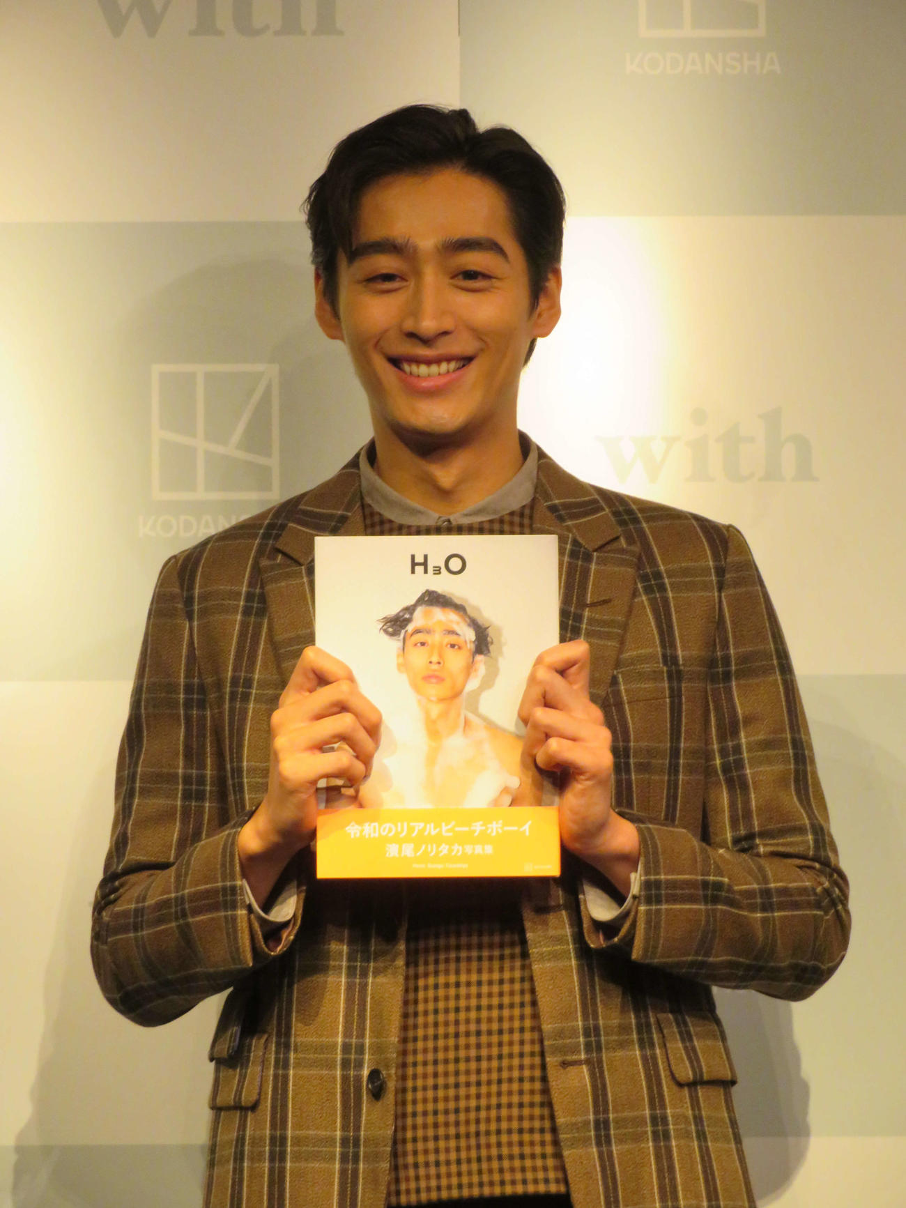 ファースト写真集「H3O」発売記念会見を開いた濱尾ノリタカ（撮影・村上幸将）