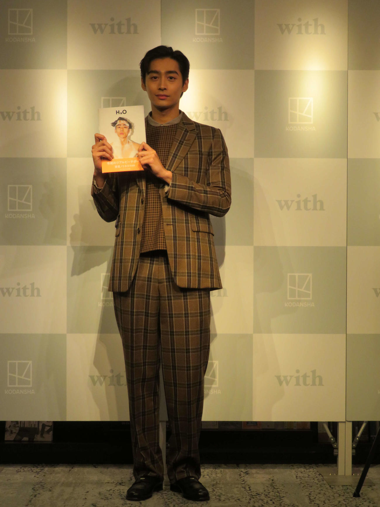 ファースト写真集「H3O」発売記念会見を開いた濱尾ノリタカ（撮影・村上幸将）