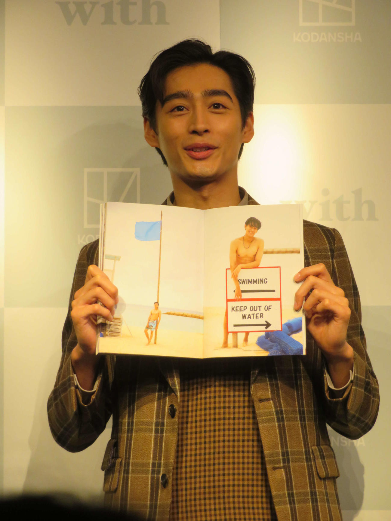 ファースト写真集「H3O」発売記念会見を開いた濱尾ノリタカ（撮影・村上幸将）
