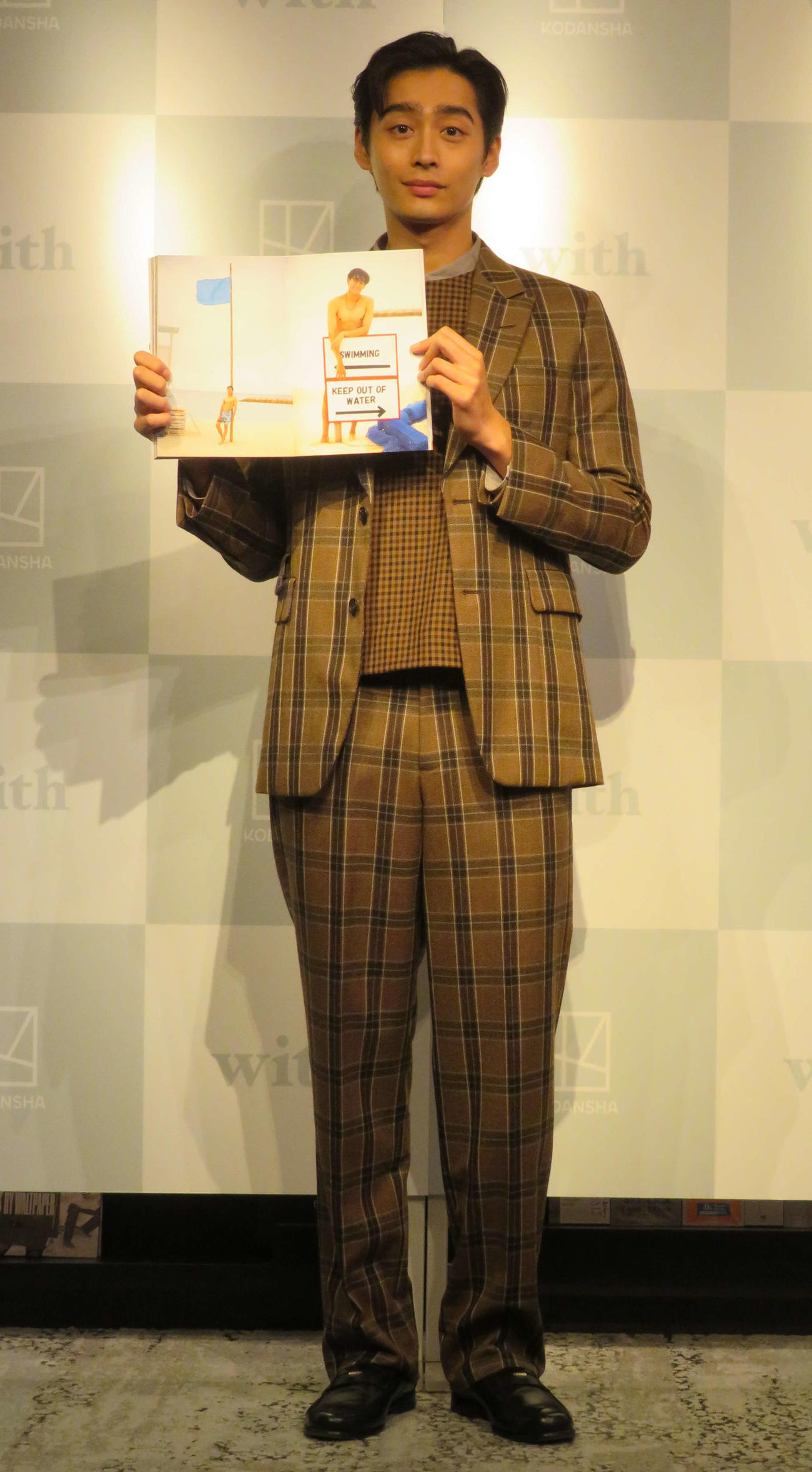 ファースト写真集「H3O」発売記念会見を開いた濱尾ノリタカ（撮影・村上幸将）