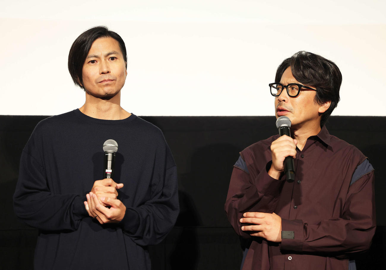 映画「くるりのえいが」完成披露上映会舞台あいさつに臨むくるりの佐藤征史（左）と岸田繁（撮影・河田真司）