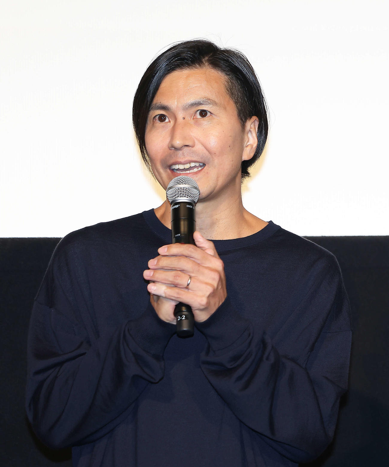 映画「くるりのえいが」完成披露上映会舞台あいさつに臨む佐藤征史（撮影・河田真司）