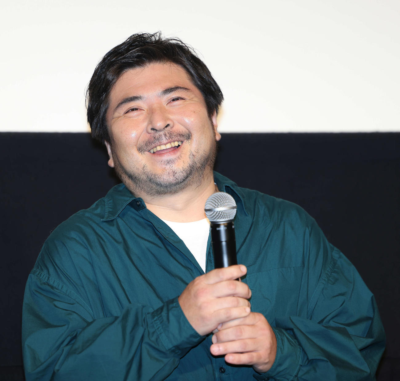 映画「くるりのえいが」完成披露上映会舞台あいさつに臨むくるり、オリジナルメンバーの森信行（撮影・河田真司）
