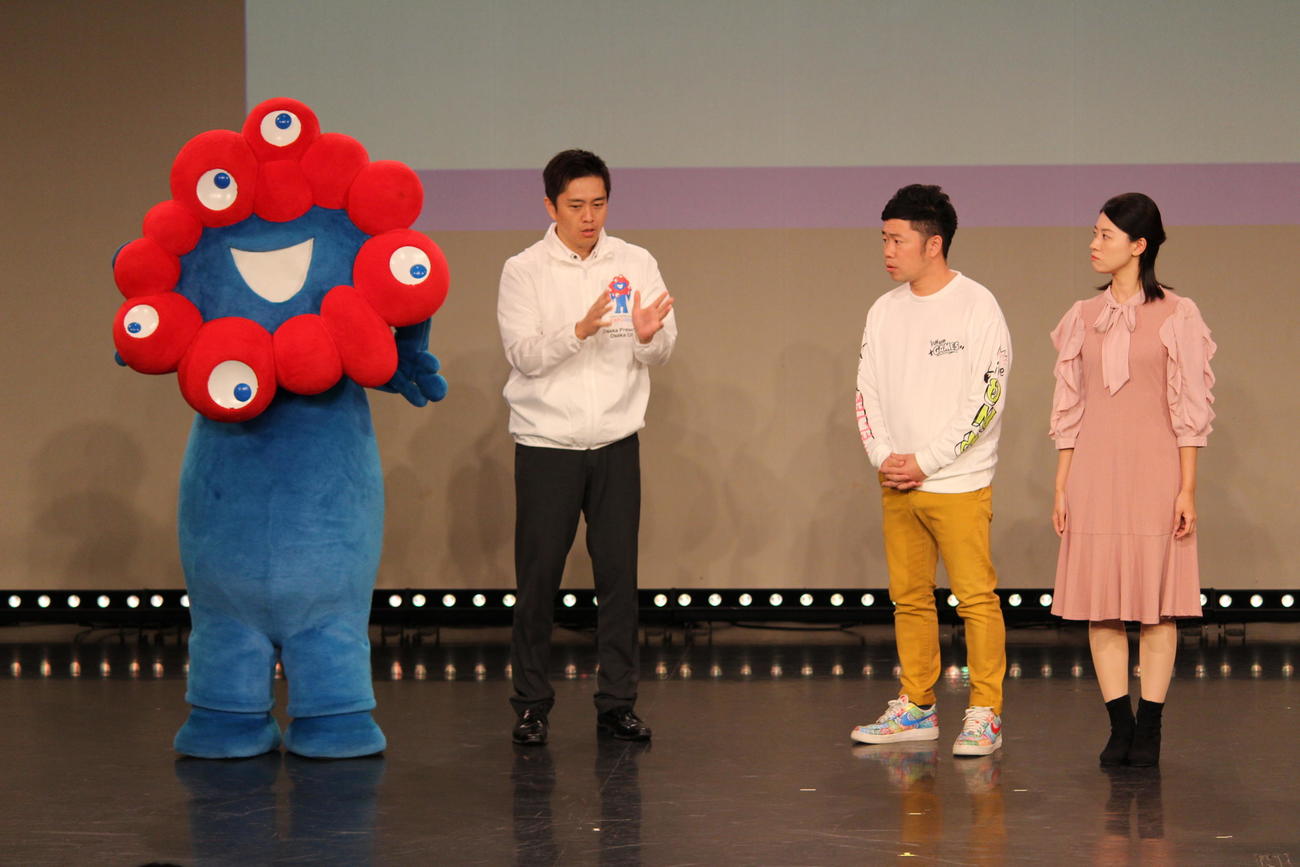 万博の公式キャラクター・ミャクミャクとともに、違法薬物乱用防止のPRコントに出演した吉村洋文大阪府知事。右へ吉田裕、鮫島幸恵