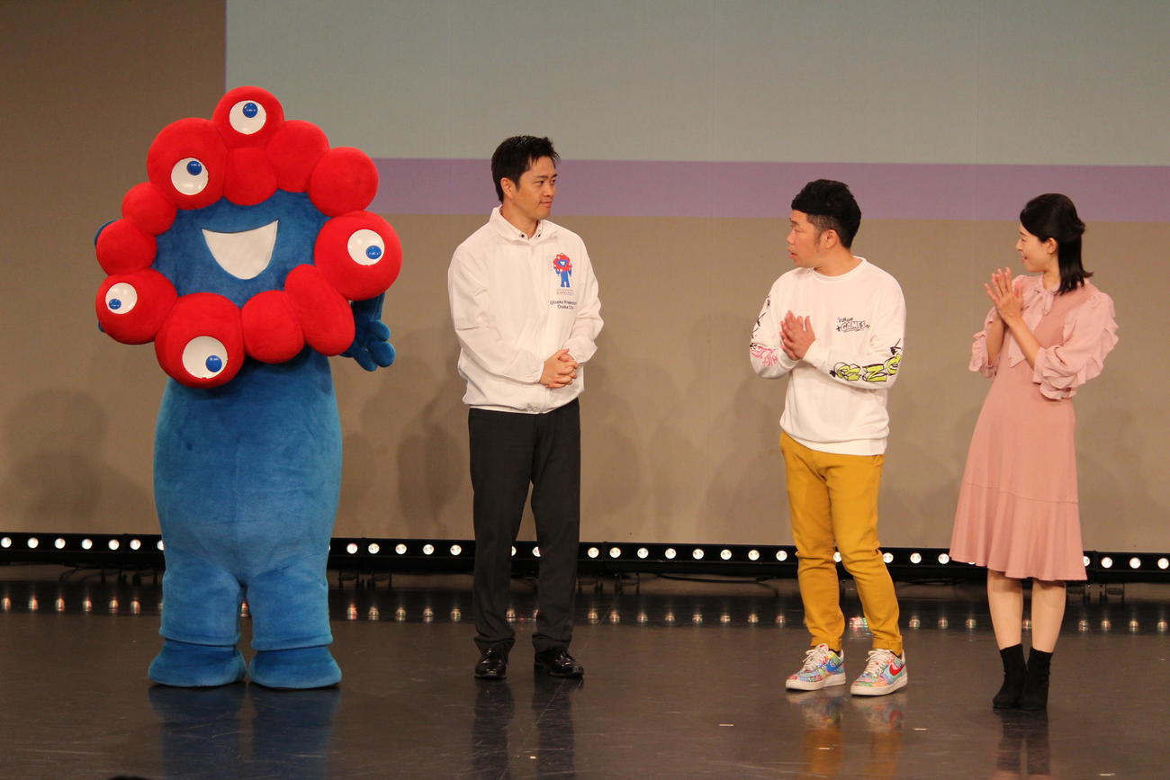 万博の公式キャラクター・ミャクミャクとともに、違法薬物乱用防止のPRコントに出演した吉村洋文大阪府知事。右へ吉田裕、鮫島幸恵