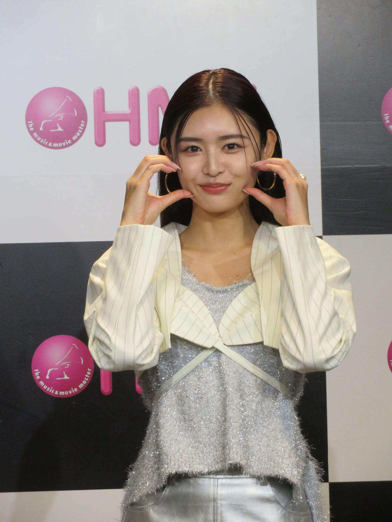 初の写真集「びびぐら　古畑星夏」発売記念イベントを開いた古畑星夏（撮影・村上幸将）