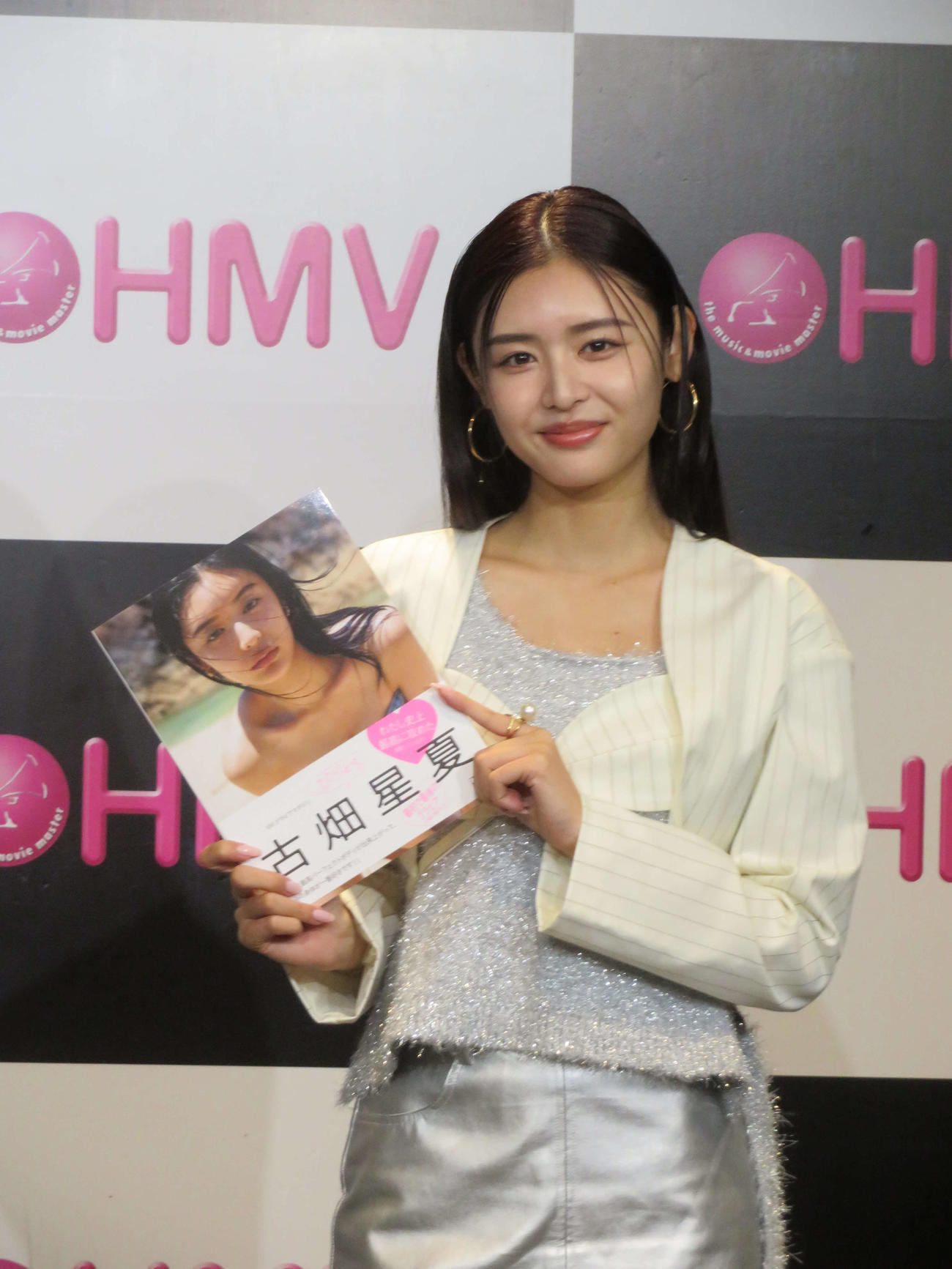 初の写真集「びびぐら　古畑星夏」発売記念イベントを開いた古畑星夏（撮影・村上幸将）