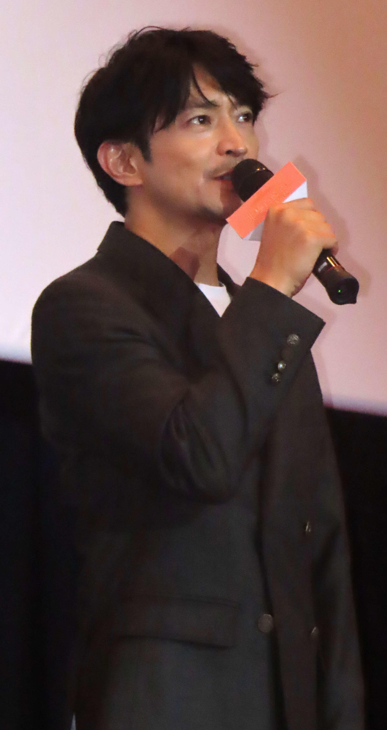映画「北極百貨店のコンシェルジュさん」公開記念舞台あいさつに出席した津田健次郎
