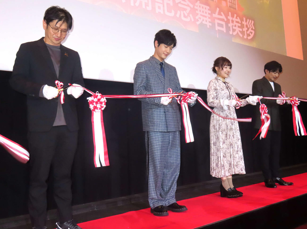 テープカットセレモニーを行う、左から板津匡覧監督、大塚剛央、川井田夏海、津田健次郎