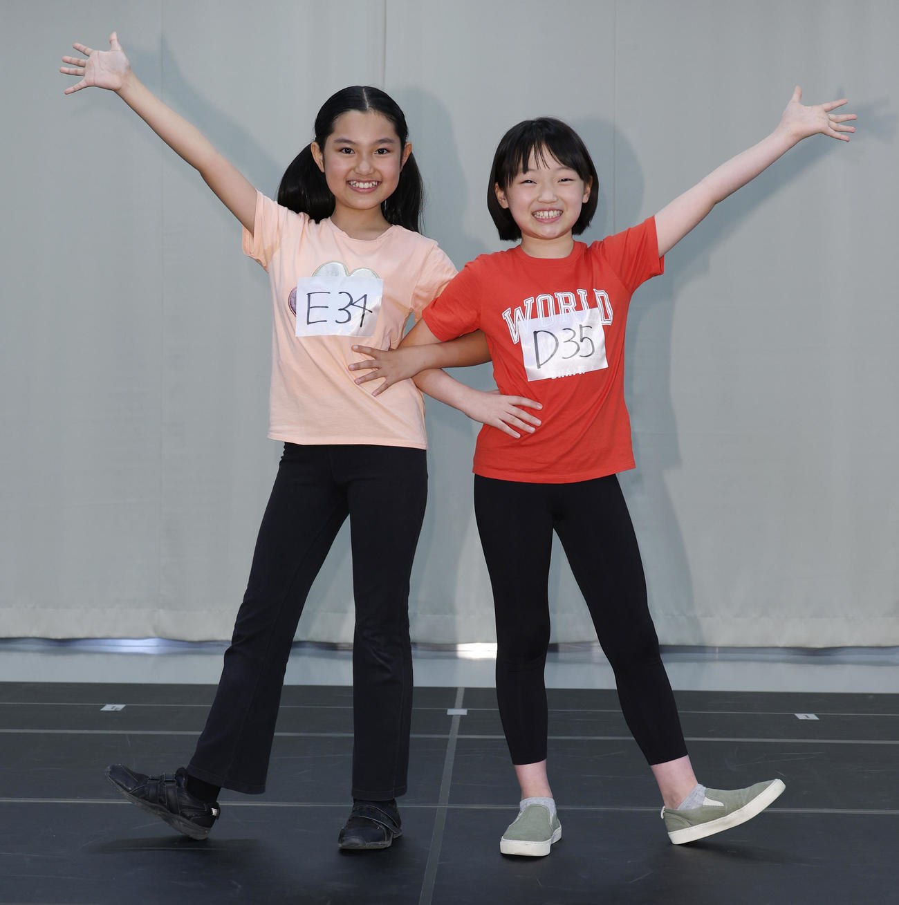 舞台「アニー」で主役アニーに選ばれた絢田祐生さん（左）と岡田悠李さん（撮影・中島郁夫）