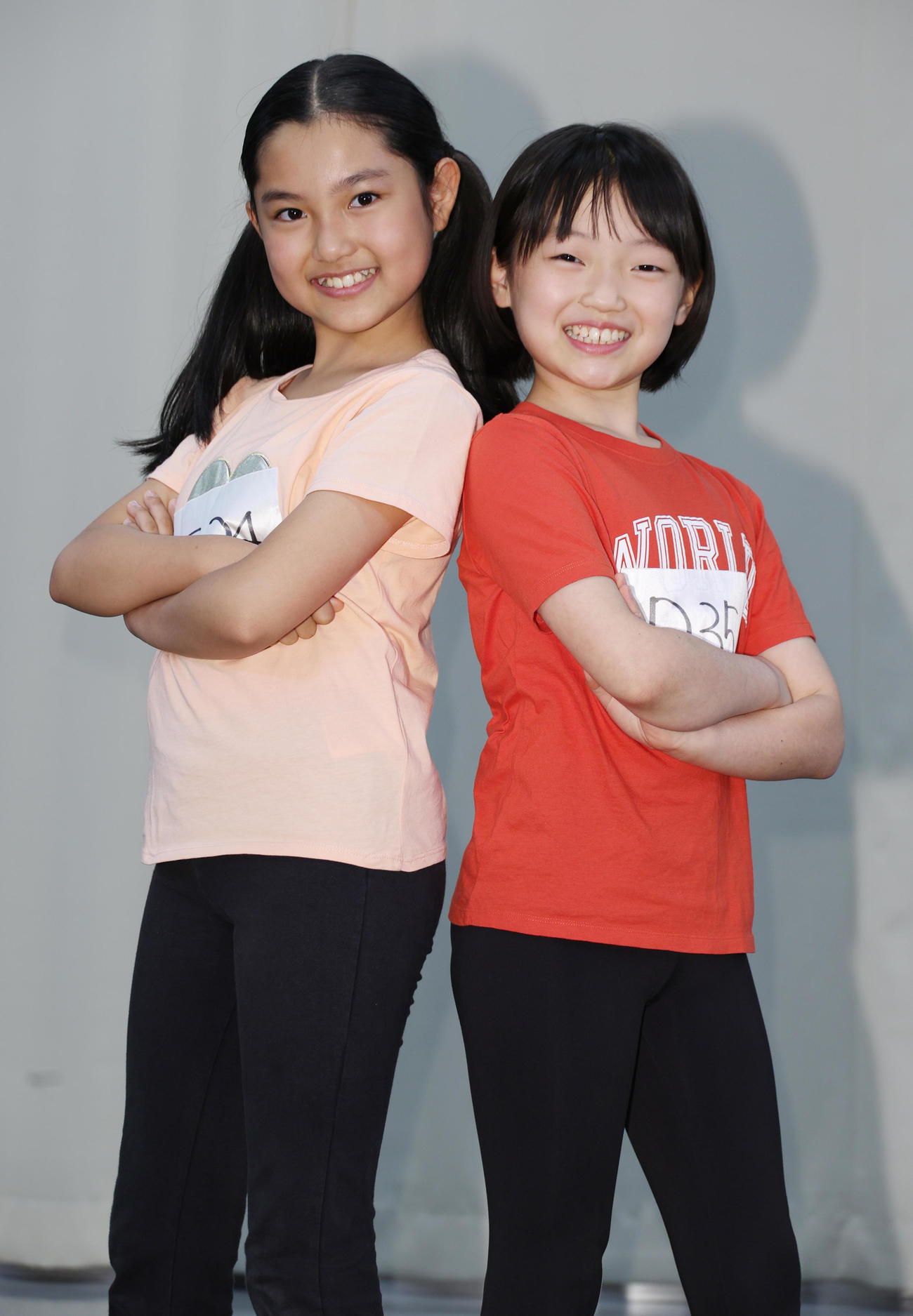 舞台「アニー」で主役アニーに選ばれた絢田祐生さん（左）と岡田悠李さん（撮影・中島郁夫）