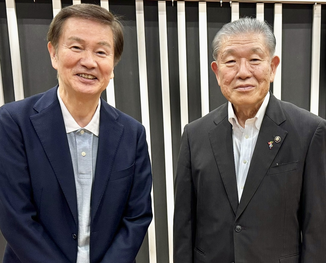 森田健作（左）と長谷川孝夫鴨川市長