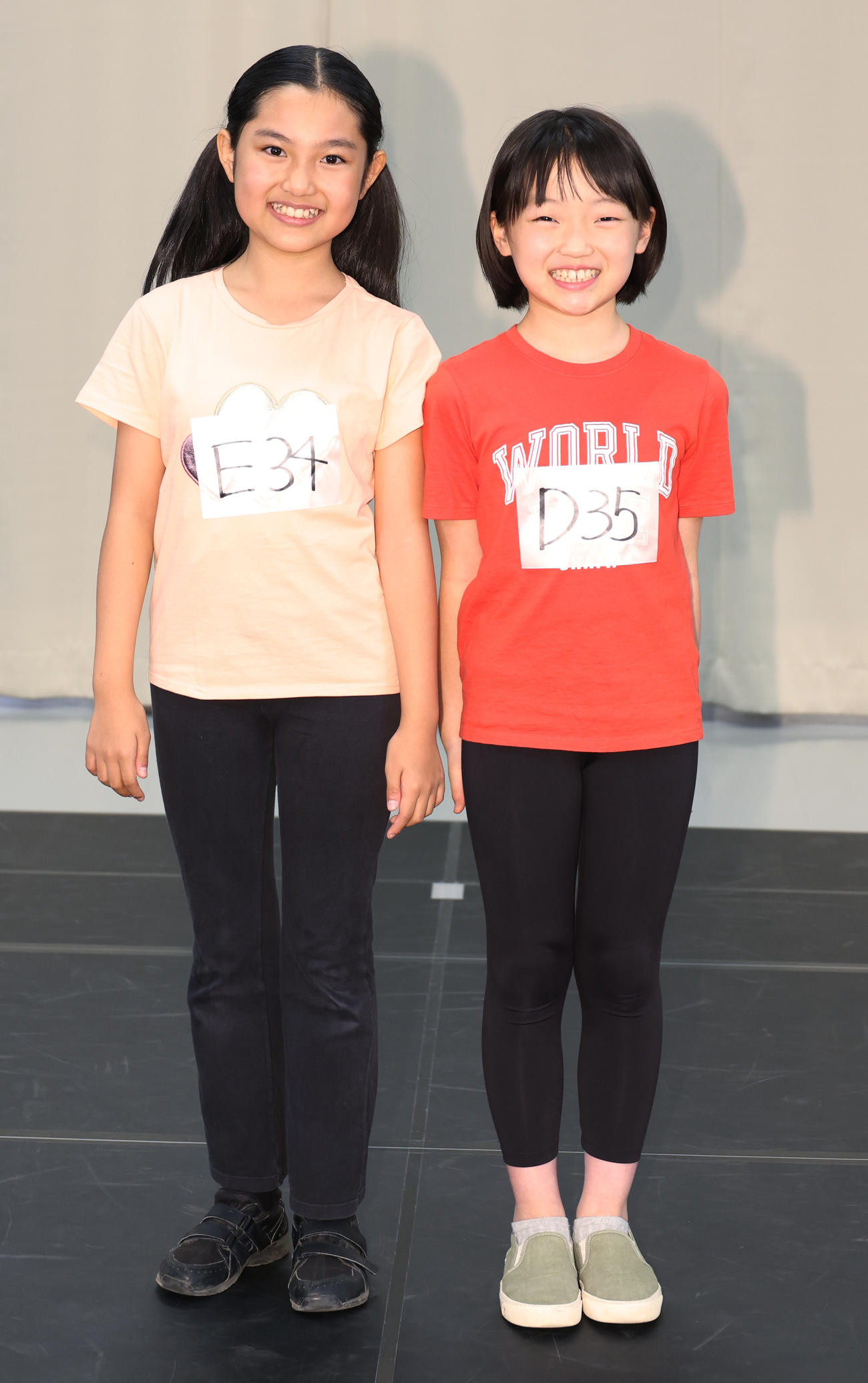 舞台「アニー」で主役アニーに選ばれた絢田祐生さん（左）と岡田悠李さん（撮影・中島郁夫）