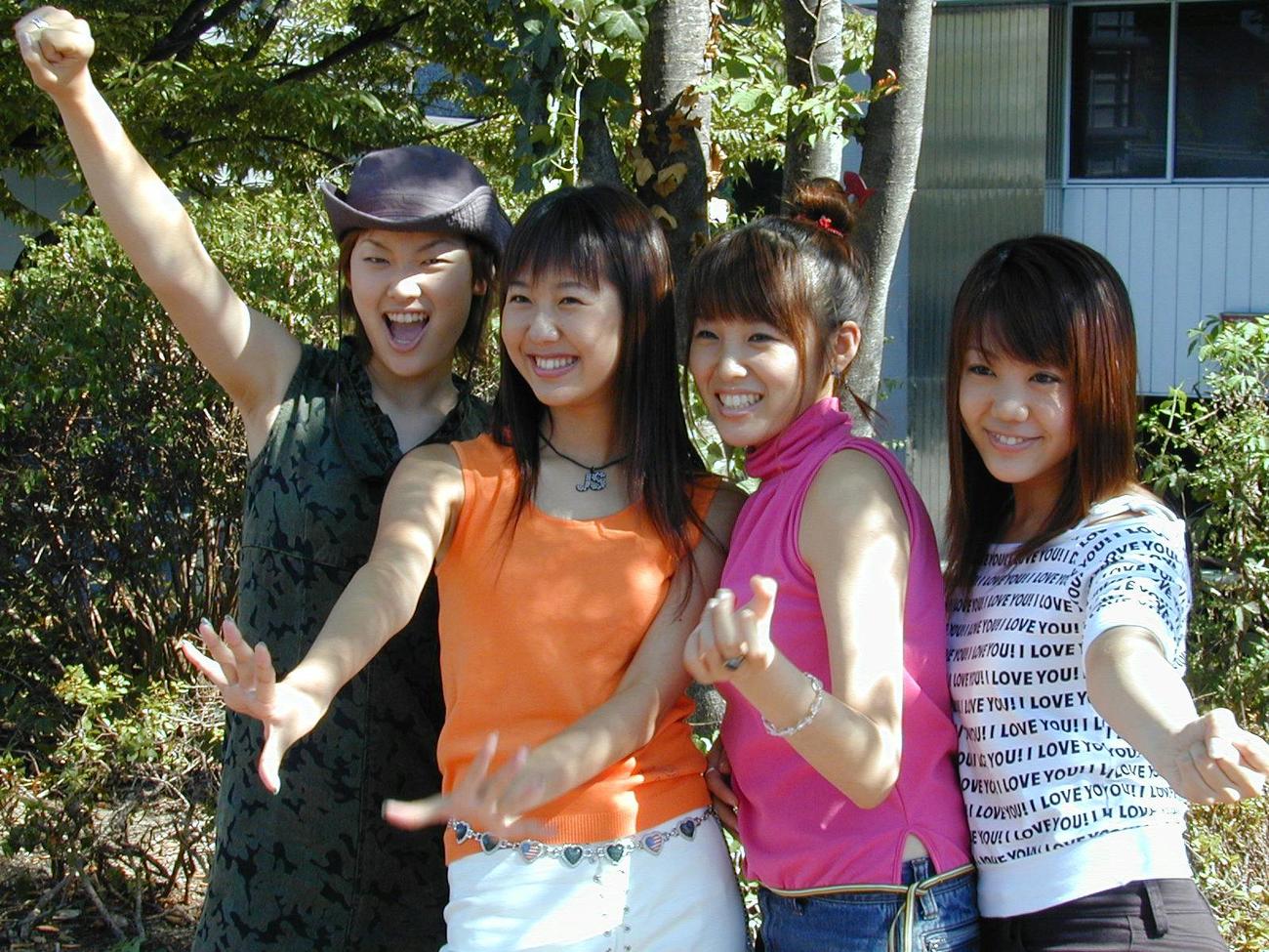 女の子4人のダンス・ユニット「COLOR」。もんたさんの娘で元歌手の門田こむぎさんも加入していた（2001年撮影）