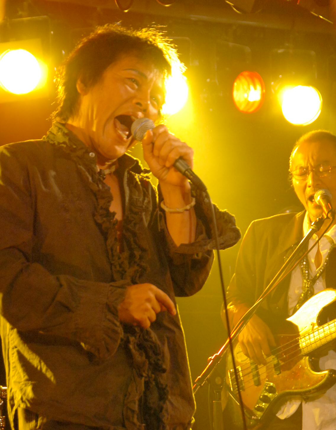 「ダンシングオールナイト」を熱唱するもんたよしのりさん（2007年7月撮影）
