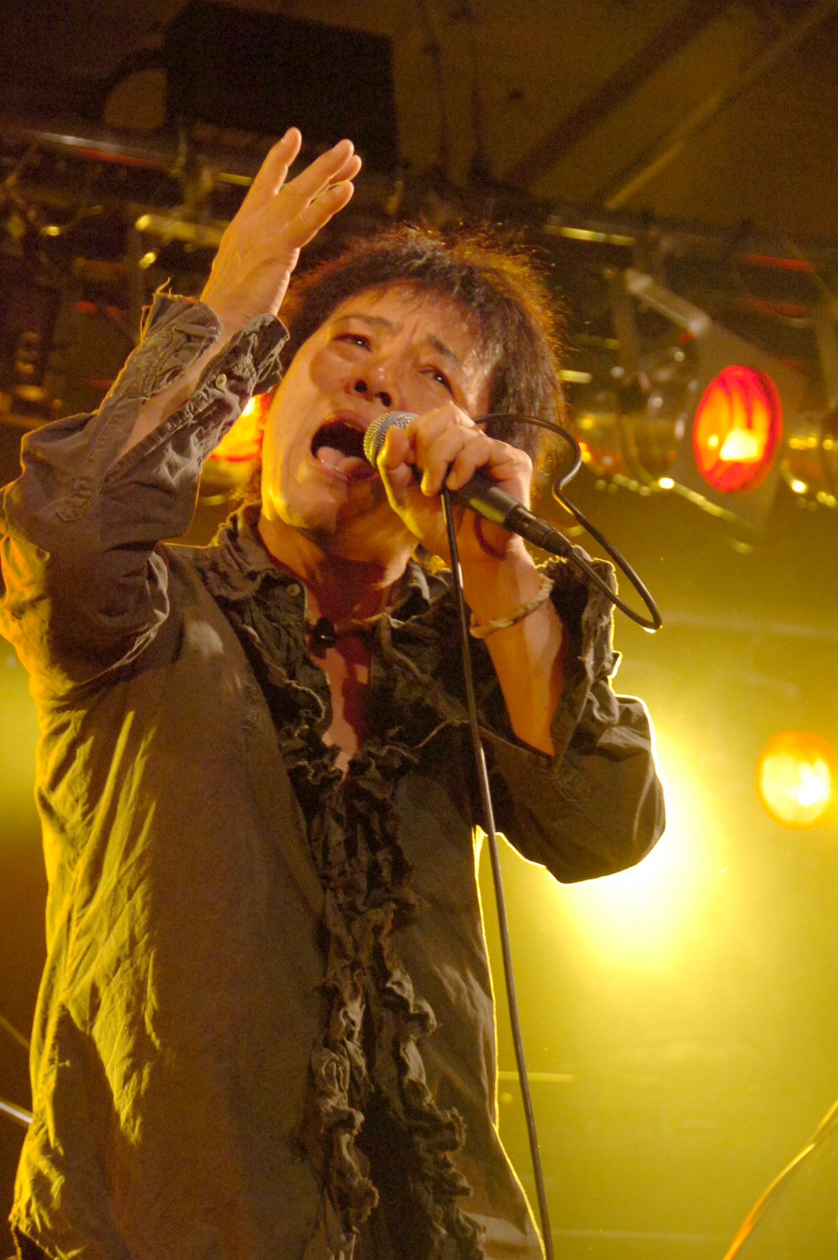 「ダンシングオールナイト」を熱唱するもんたよしのりさん（2007年7月撮影）