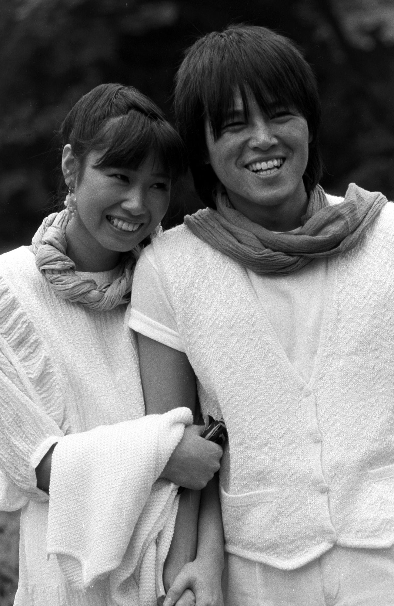 婚約発表したもんた＆ブラザーズのリーダーもんたよしのりさんと元田恭子さん（82年4月撮影）