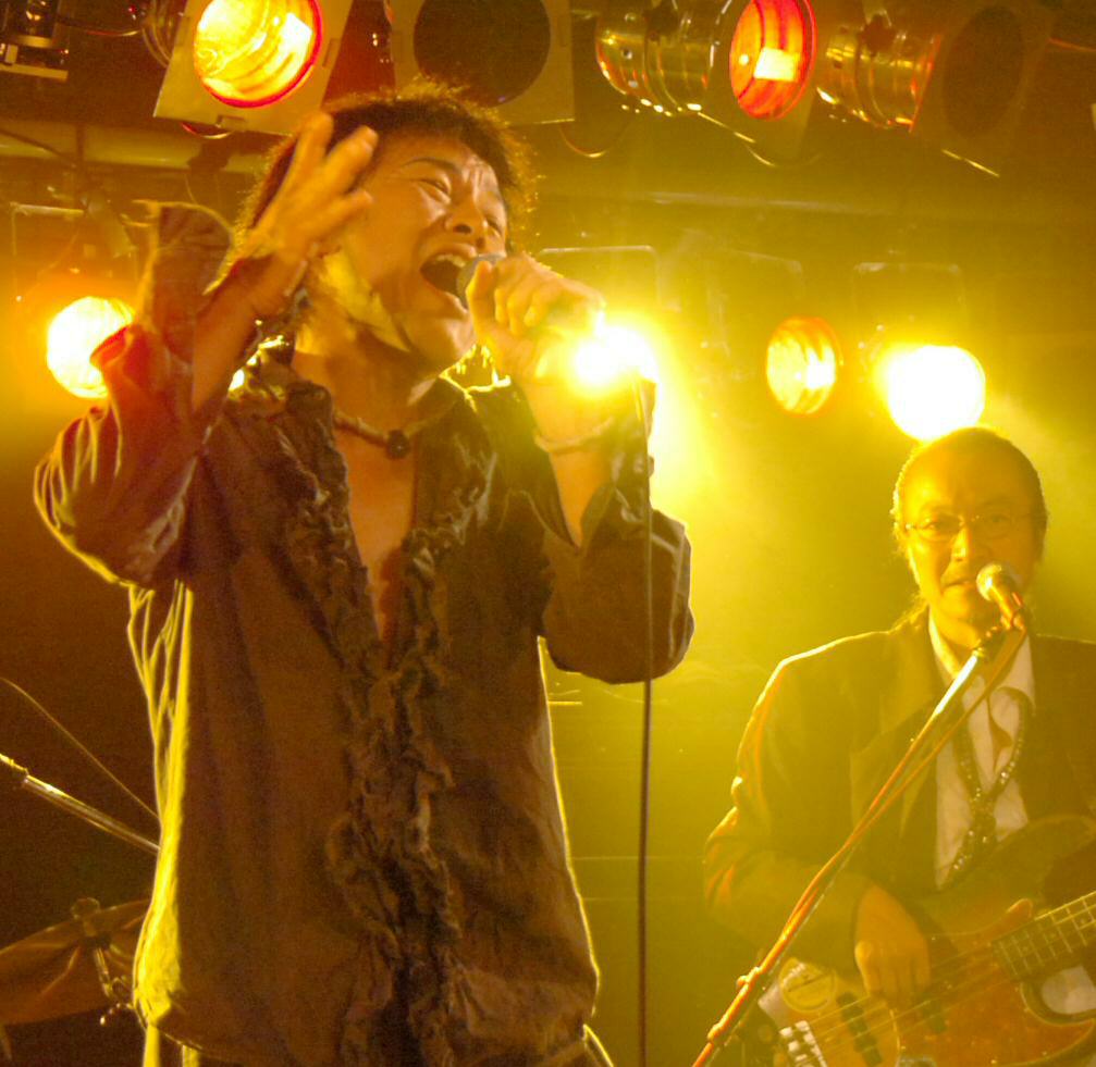 「ダンシング・オールナイト」を熱唱するもんたよしのりさん（2007年7月撮影）