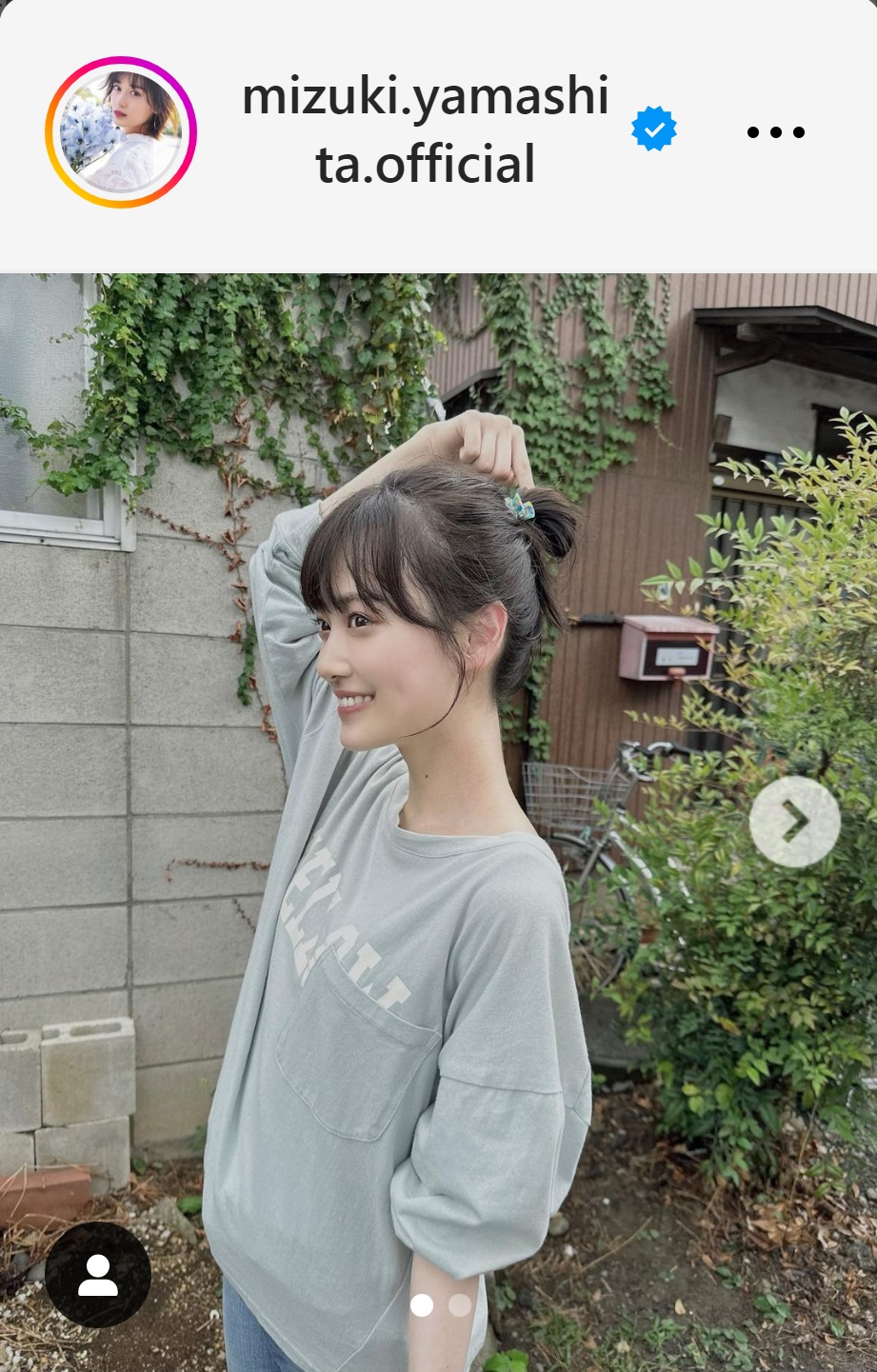 高い位置でまとめた髪を笑顔で指さす山下美月（山下美月のインスタグラムから）