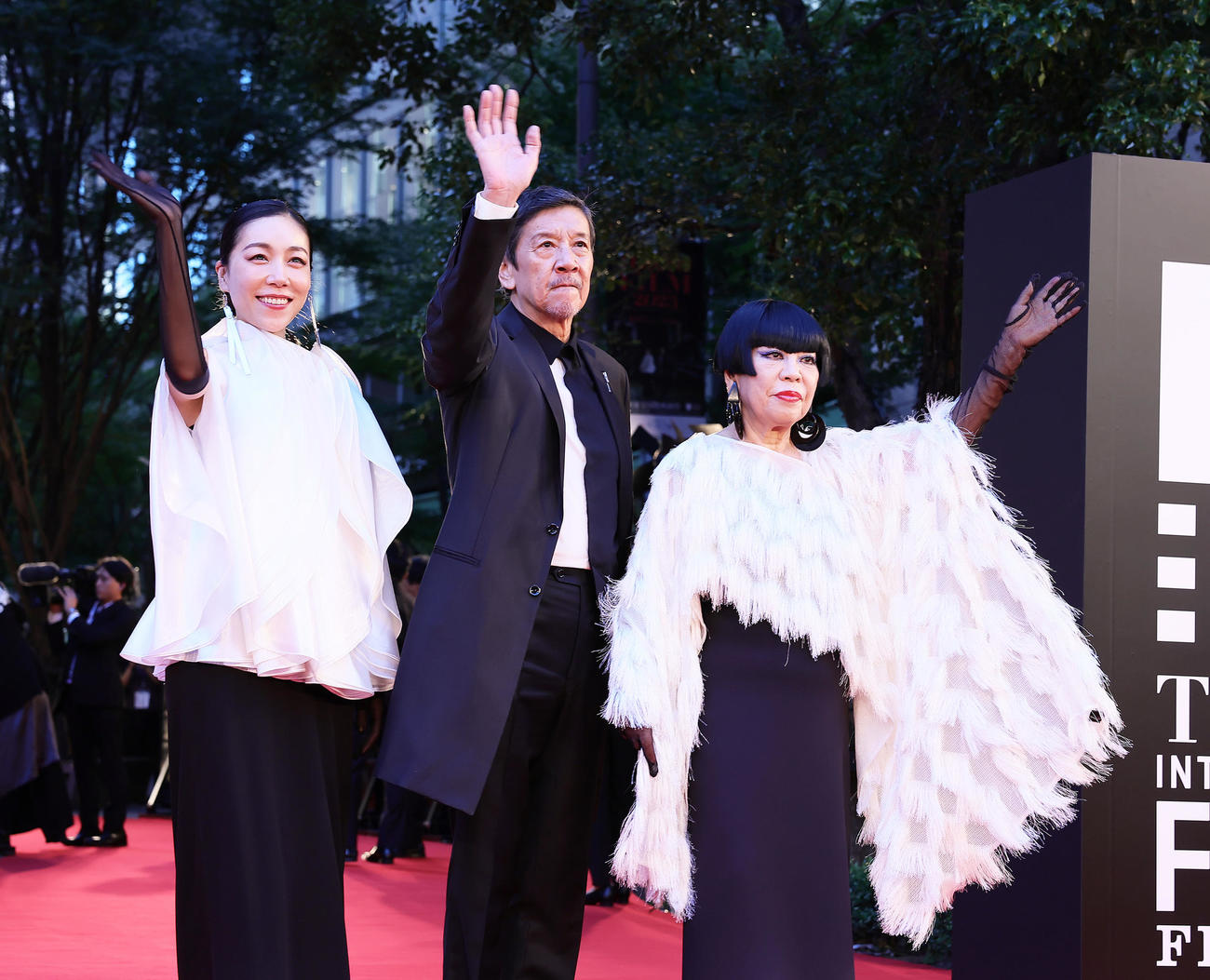 レッドカーペットに登場した安藤桃子監督、奥田瑛二、コシノジュンコ（撮影・足立雅史）
