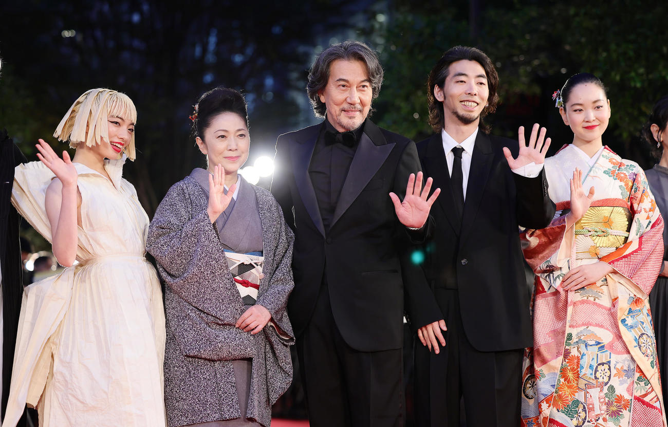 レッドカーペットに登場した、左からアオイヤマダ、石川さゆり、役所広司、柄本時生、中野有紗（撮影・足立雅史）