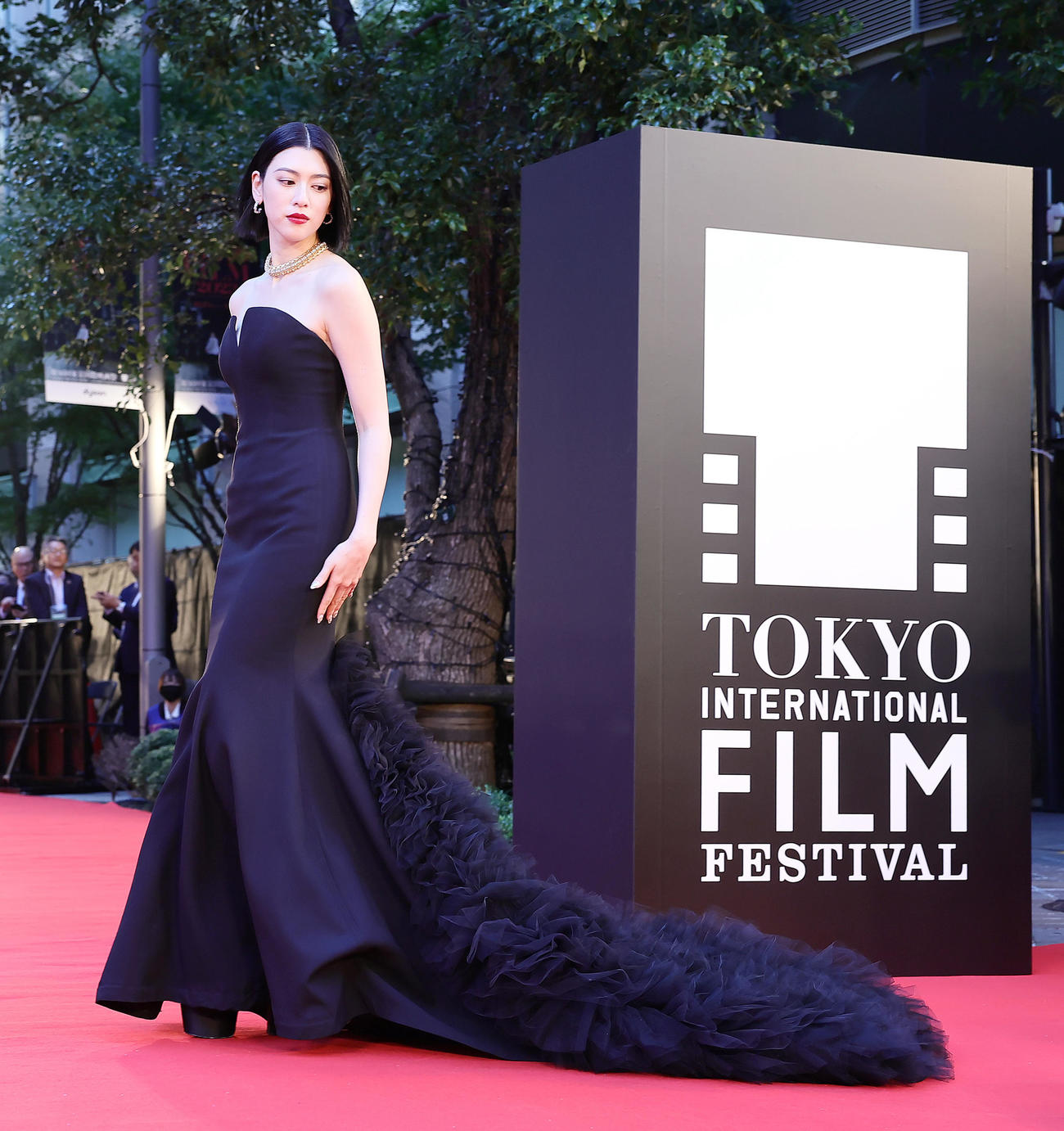 レッドカーペットにシックなドレス姿で登場した三吉彩花（撮影・足立雅史）