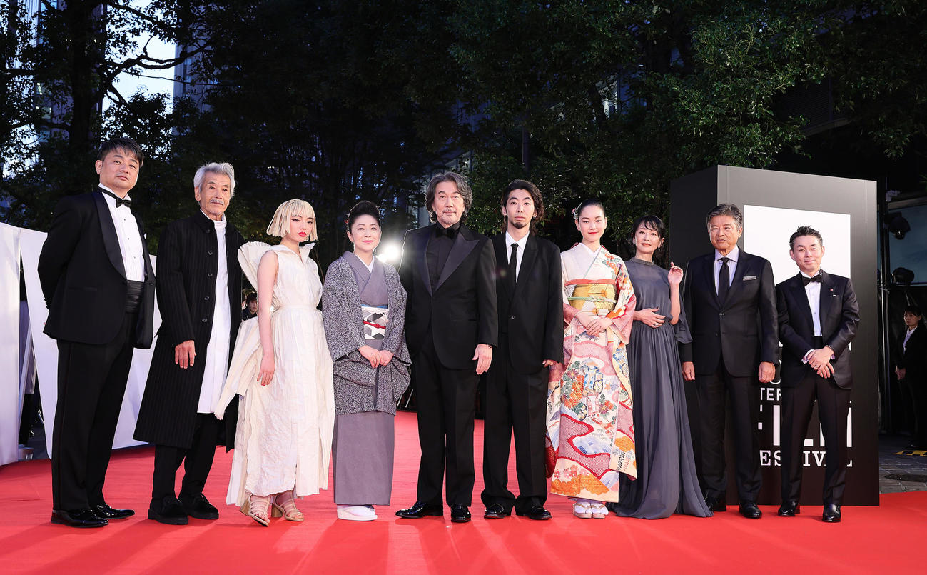 レッドカーペットに登場した、左から高崎卓馬氏、田中泯、アオイヤマダ、石川さゆり、役所広司、柄本時生、中野有紗、麻生祐未、三浦友和、柳井康治氏（撮影・足立雅史）