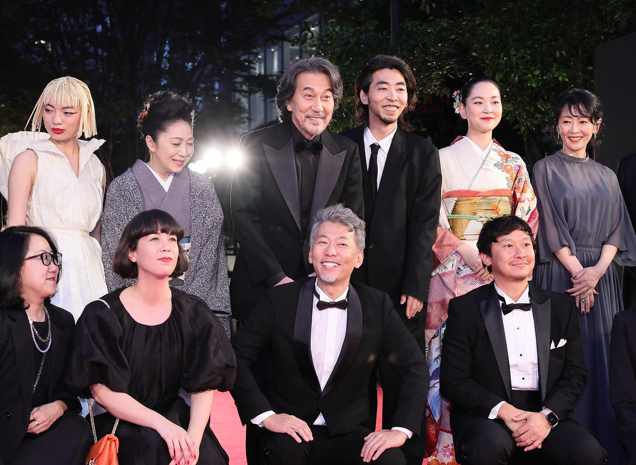 出演者らと笑顔を見せる役所広司（後列左から3人目）（撮影・足立雅史）