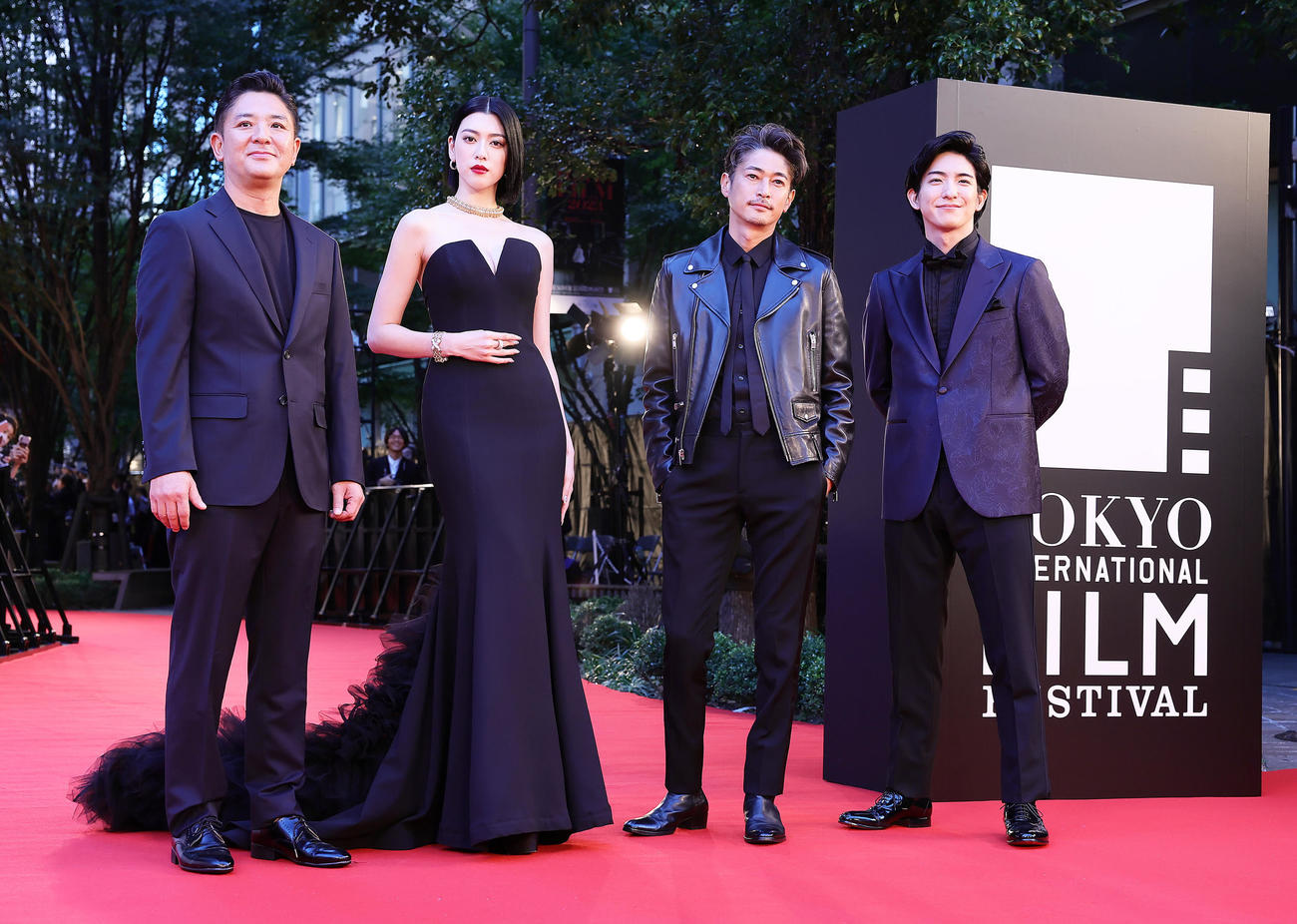 レッドカーペットに登場した、左から、チャン監督、三吉彩花、窪塚洋介、前田公輝（撮影・足立雅史）