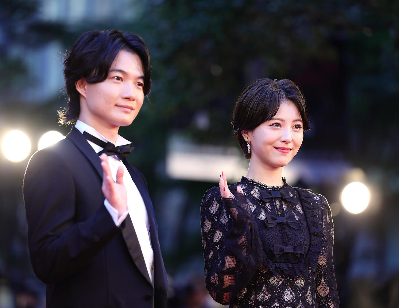 レッドカーペットに登場した神木隆之介（左）と浜辺美波（撮影・足立雅史）