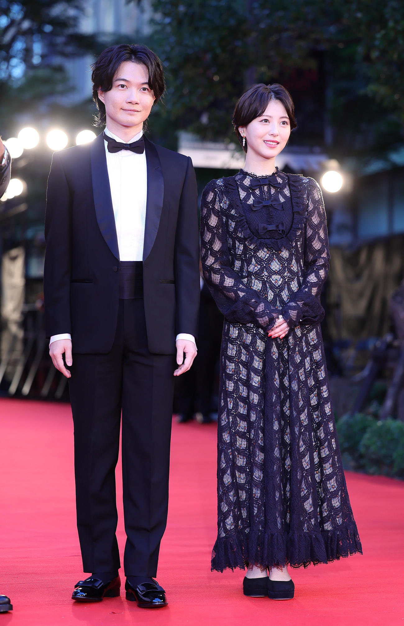 レッドカーペットに登場した神木隆之介（左）と浜辺美波（撮影・足立雅史）