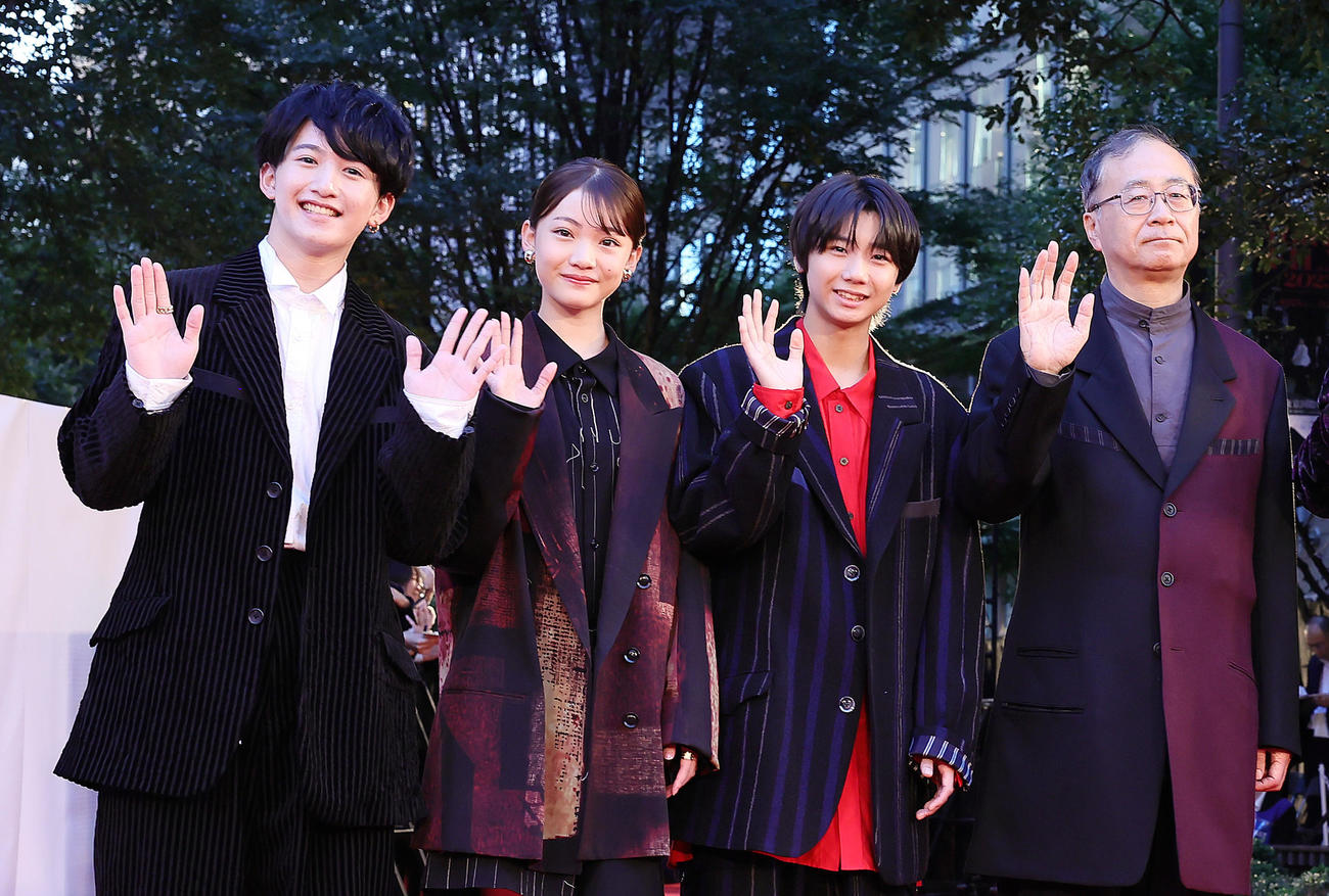 レッドカーペットに登場した、左から前出燿志、星乃あんな、羽村仁成、金子修介監督（撮影・足立雅史）