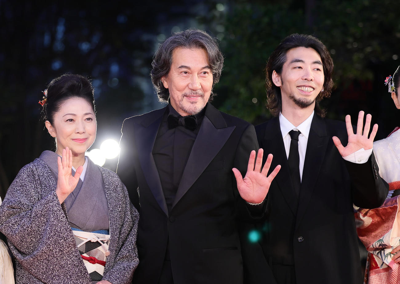 レッドカーペットに登場し、笑顔で手を振る、左から石川さゆり、役所広司、柄本時生（撮影・足立雅史）