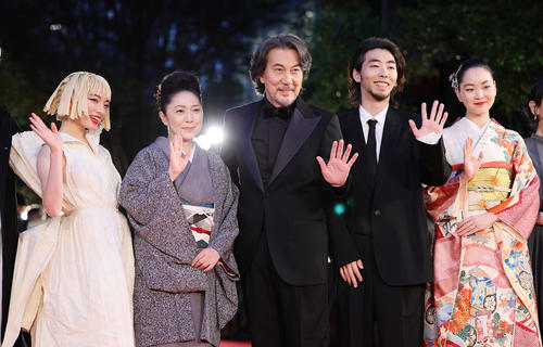 レッドカーペットに登場した、左からアオイヤマダ、石川さゆり、役所広司、柄本時生、中野有紗（撮影・足立雅史）