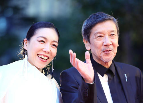 笑顔を見せる安藤桃子監督（左）と奥田瑛二（撮影・足立雅史）