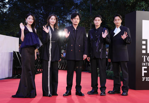 レッドカーペットに登場した、左から、東野絢香、新垣結衣、稲垣吾郎、磯村勇斗、佐藤寛太（撮影・足立雅史）