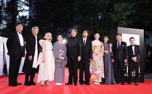 レッドカーペットに登場した、左から高崎卓馬氏、田中泯、アオイヤマダ、石川さゆり、役所広司、柄本時生、中野有紗、麻生祐未、三浦友和、柳井康治氏（撮影・足立雅史）