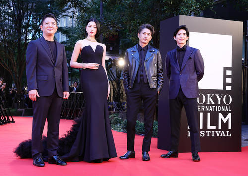レッドカーペットに登場した、左から、チャン監督、三吉彩花、窪塚洋介、前田公輝（撮影・足立雅史）