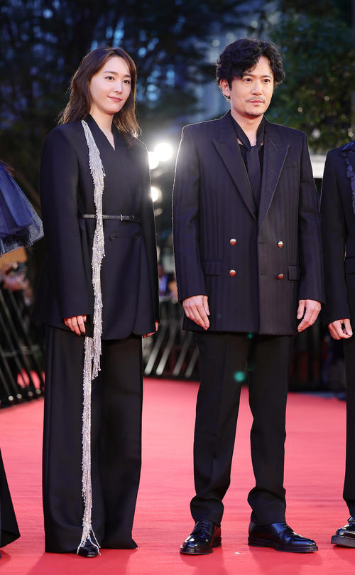 レッドカーペットに登場した新垣結衣（左）と稲垣吾郎（撮影・足立雅史）
