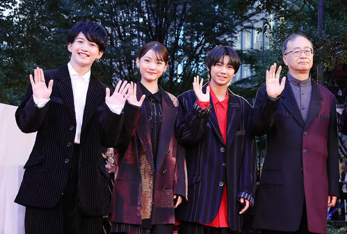 レッドカーペットに登場した、左から前出燿志、星乃あんな、羽村仁成、金子修介監督（撮影・足立雅史）