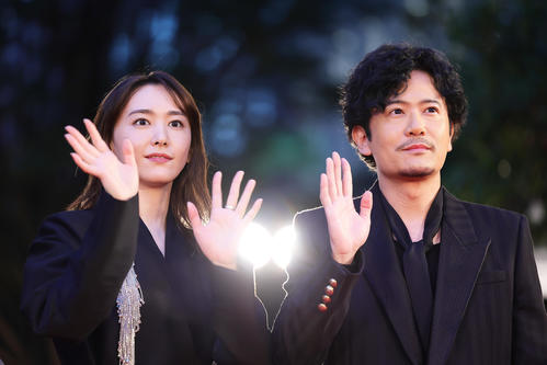 レッドカーペットに登場した新垣結衣（左）と稲垣吾郎（撮影・足立雅史）