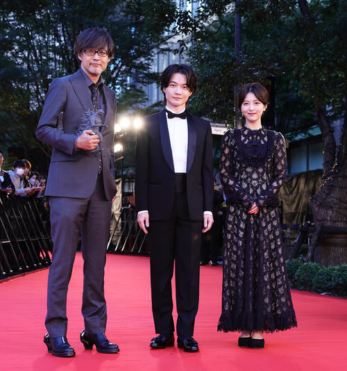 レッドカーペットに登場した、左から山崎貴監督、神木隆之介、浜辺美波（撮影・足立雅史）