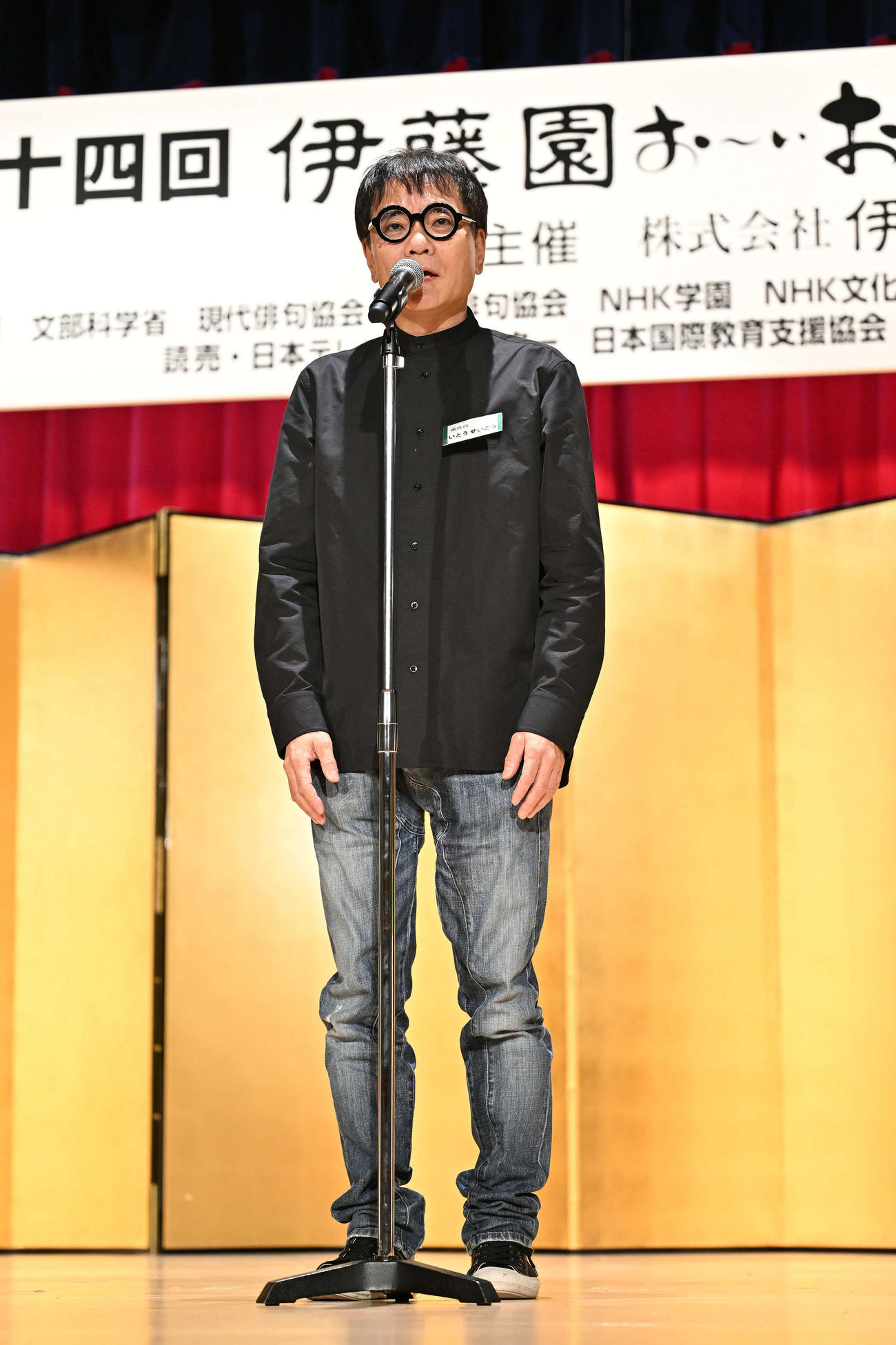 審査員総評で話すいとうせいこう（撮影・滝沢徹郎）