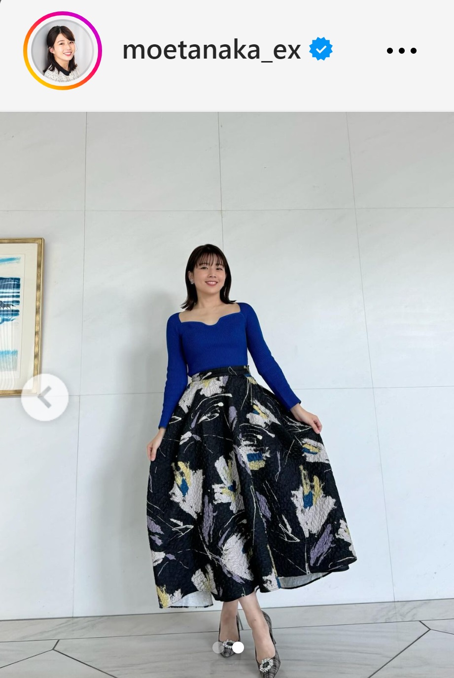 ボディーラインくっきりの青色トップスに大柄のスカート姿の田中萌アナ（田中萌アナのインスタグラムから）