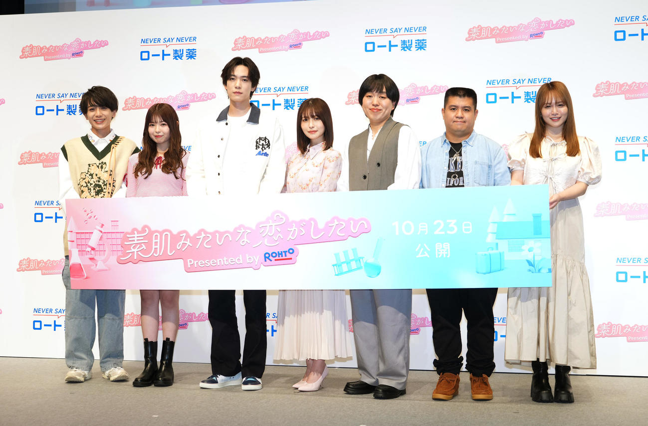 CM発表会で記念写真に納まる、左から小西詠斗、折田涼夏、内藤秀一郎、長濱ねる、ジェラードンのかみちぃとアタック西本、ゆうこす（撮影・菅敏）