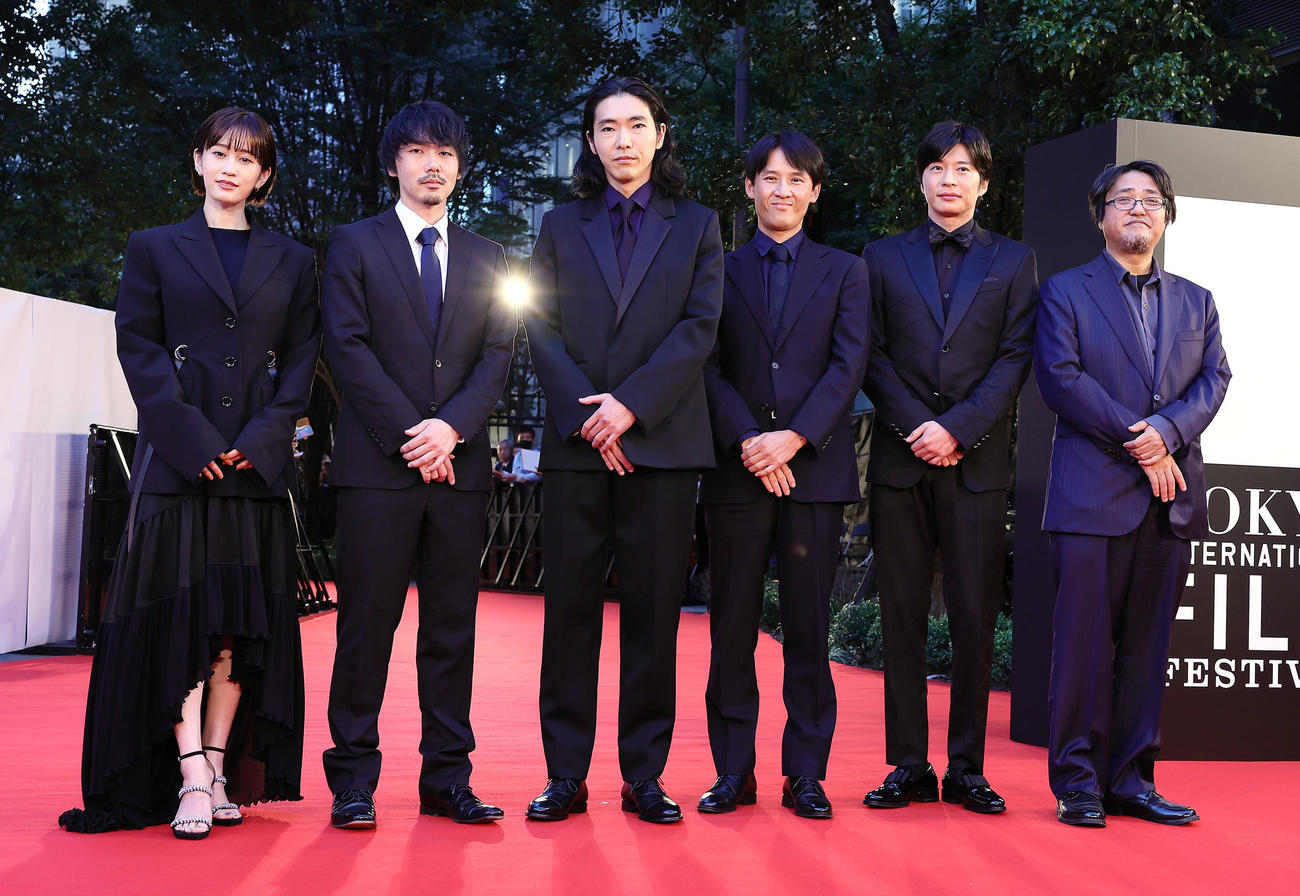 レッドカーペットに登場した、左から、前田敦子、松本優作、柄本佑、吉田康弘監督、田中圭、城定秀夫監督（撮影・足立雅史）